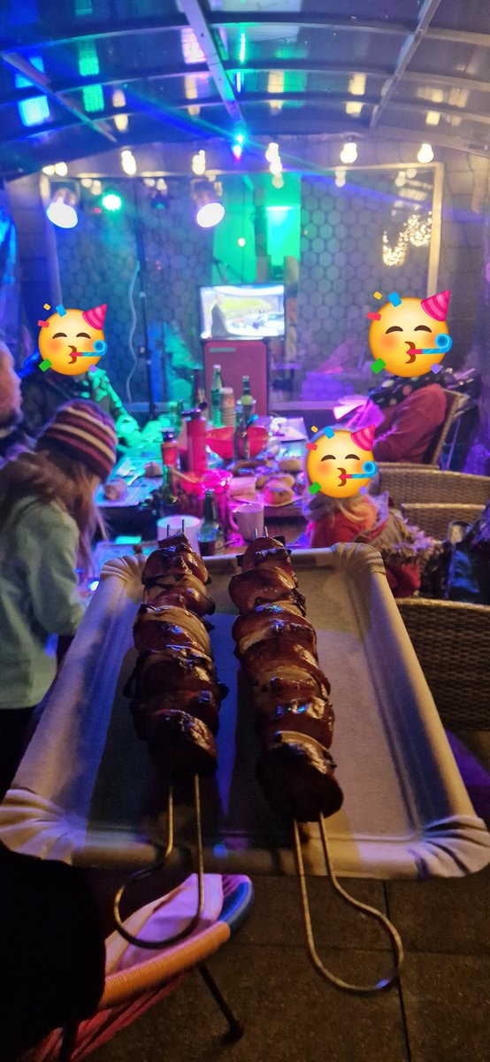 ShuffleAffe's tweet photo. Silvester Grillen und dann noch #NFL einfach perfekt #RTLNFL @RTLNFL @NFL @NFLDeutschland  und dann später #PittsburghSteelers @SNG_eV @RTLplus https://t.co/85cxJpxJc6