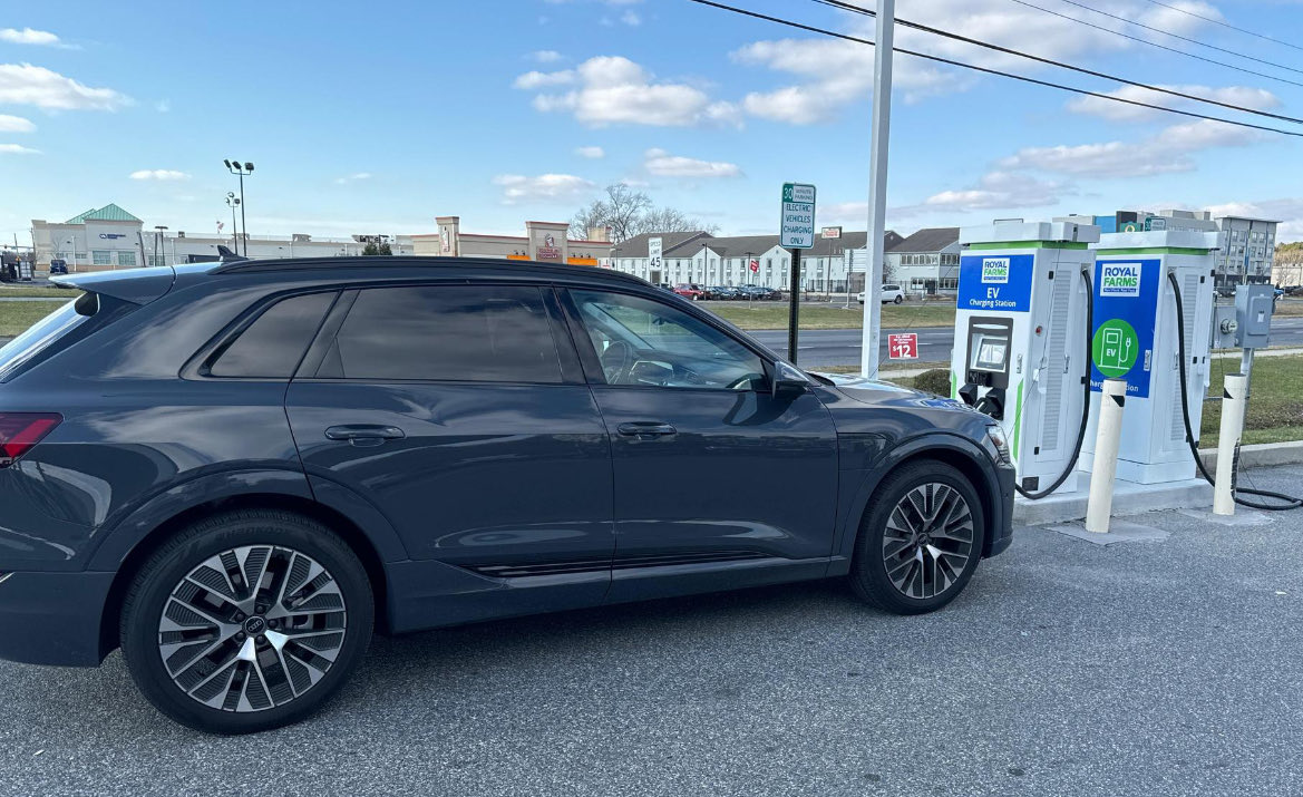 ⁦@RateYourCharge⁩ Audi Q8 charging @ Royal Farms Georgetown De. Blink Charger.