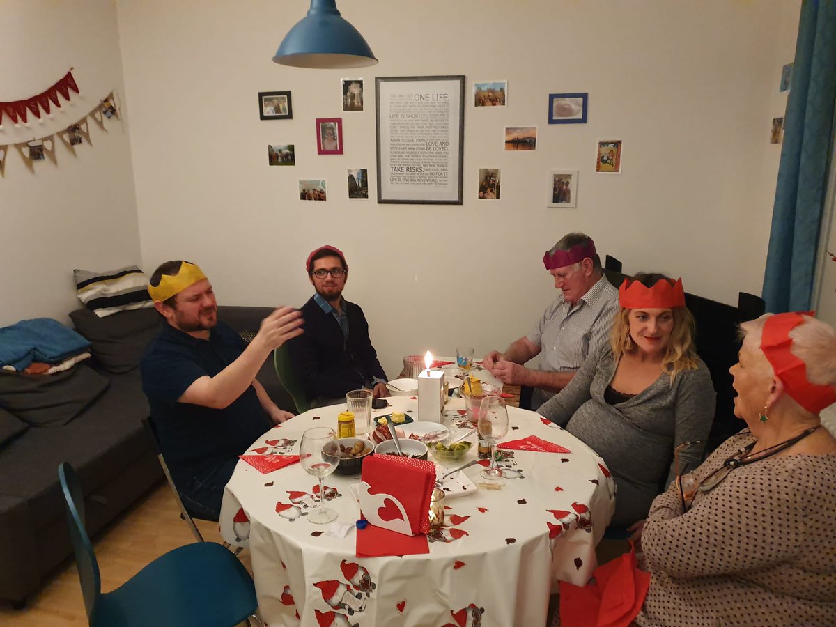 Bu da 2019-2020 krismıs sezonu. İsviçre Basel’de bir ev. Krismıs’ın krismıs olduğu zamanlar.