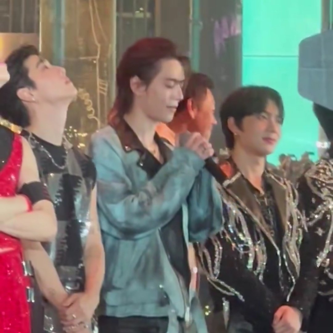 XxoKAKAoxX's tweet photo. ในขณะที่ทุกคนตื่นตาตื่นใจกับพลุมีเด็กเกาหลี 2 คนยืนขอพรกับพลุที่ประเทศไทย ✨ น่ารักจัง 🥰🥰

: ขอให้ GOT7 เป็นที่รักของคนทั้งโลกแบบนี้ไปตลอดไปเลยนะ 💚 #GOT7 

#YOUNGJAE #영재 @GOTYJ_Ars_Vita
#Yugyeom #유겸 @yugyeom 

#iGOT7 #갓세븐 @GOT7Official https://t.co/Bh0abBqqpI