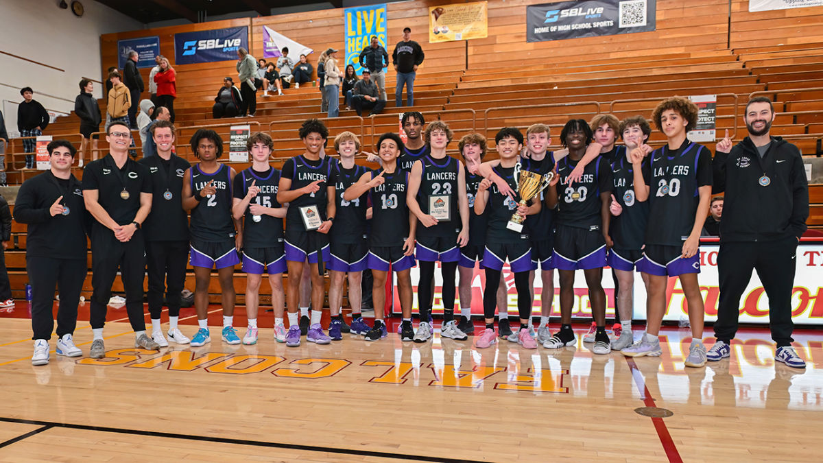 Carlsbad defeated Faith Family Academy (Texas) 78-69 on Saturday night to win the 33rd Torrey Pines Holiday Classic 🏆 Jake Hall scored a game-high 29 points to lead the Lancers in the National Division championship game 💪