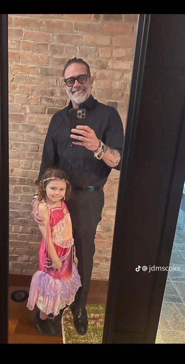 agathsol's tweet photo. I'M FUCKING CRYING, LITERALLY CRYING...
I love these photos... and more...
found on : jdmscoke channel.
#TWDFamily #MorganFamily #GusMorgan #JeffreyDeanMorgan #HilarieBurtonMorgan #GeorgeMorgan #TheWalkingDead https://t.co/SU9JAij7ij