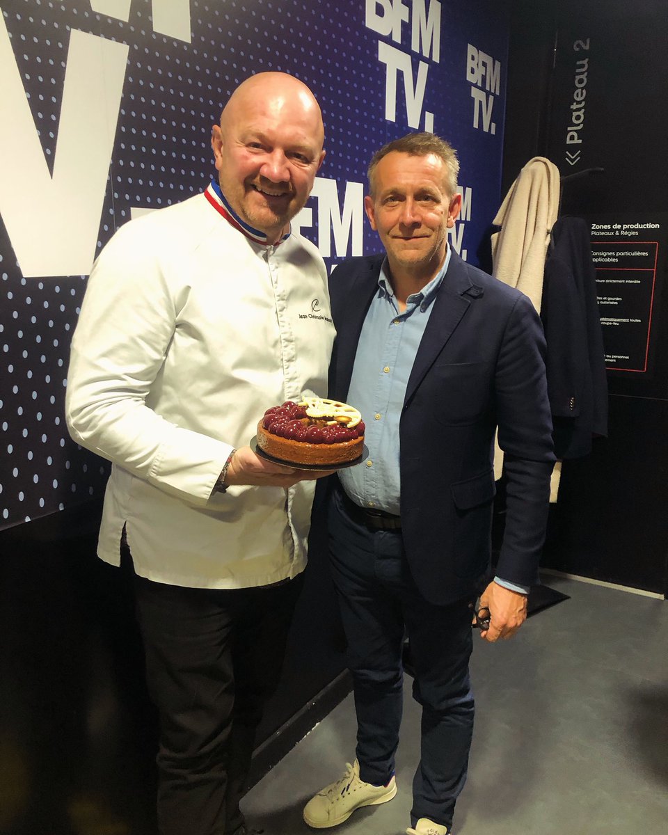 PhilippeToinard's tweet photo. Passage sur le plateau du Live Week-End présenté par @loicbesson sur @BFMTV du talentueux pâtissier Jean-Christophe Jeanson de la Maison @PascalCaffetFr pour présenter La Nouvelle Ère, dessert à savourer pour la nouvelle année
#gateau #dessert #entremets #patisserie #pastrychef https://t.co/3tfDG28TDt
