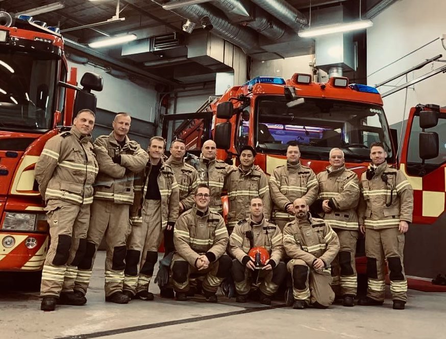 HBeredskab's tweet photo. På st. Hvidovre er vagtholdet dobbelt op og klar til nytårsnatten🚀
Nytårsdøgnet er årets travleste tid for os, vi kører 3-5 gange flere udrykninger end årets øvrige dage.
Pas godt på hinanden derude, hold afstand til krudtet husk brillerne!🥸🥳
#vipasserpåjer #nytår2023 https://t.co/ku9x5b6lPZ