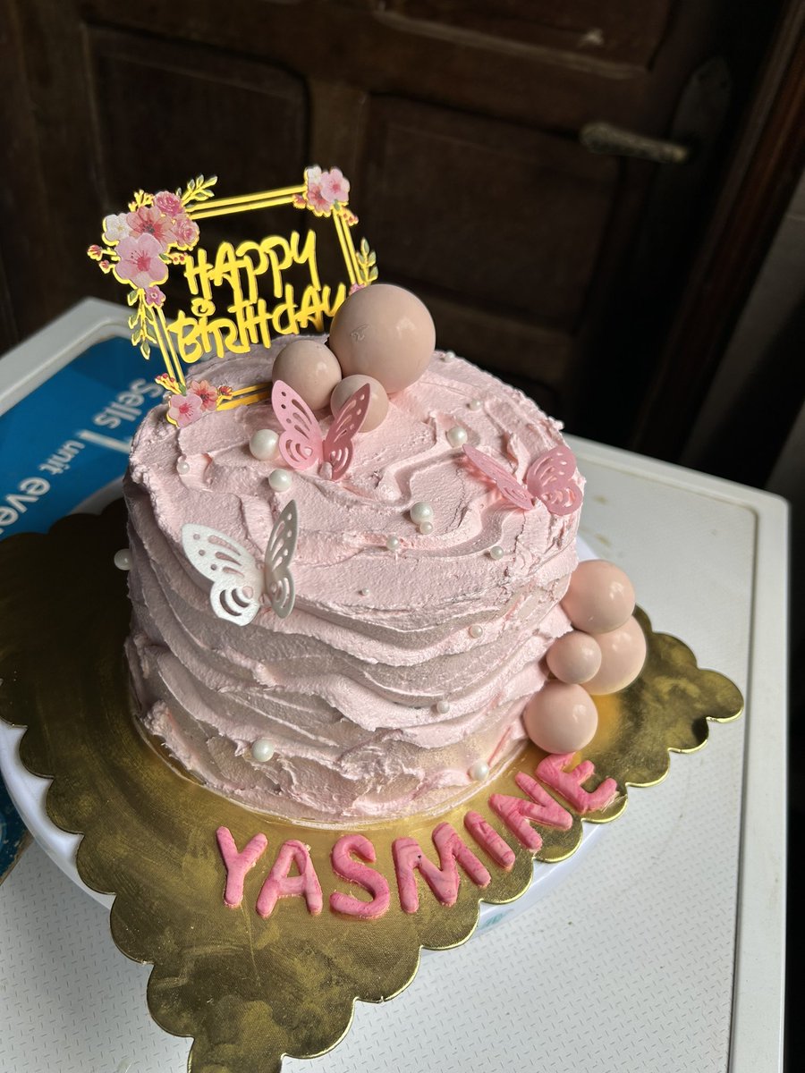 MandelaAdl's tweet photo. Ce dernier jour de l’année, j’ai fait plaisir à deux dames qui ne voulaient pas attendre l’année suivante pour naître.
Bonne année à Tous ! Prenez soin de vous et surtout commandez des gâteaux.☺️ https://t.co/u3BEyWvR4a