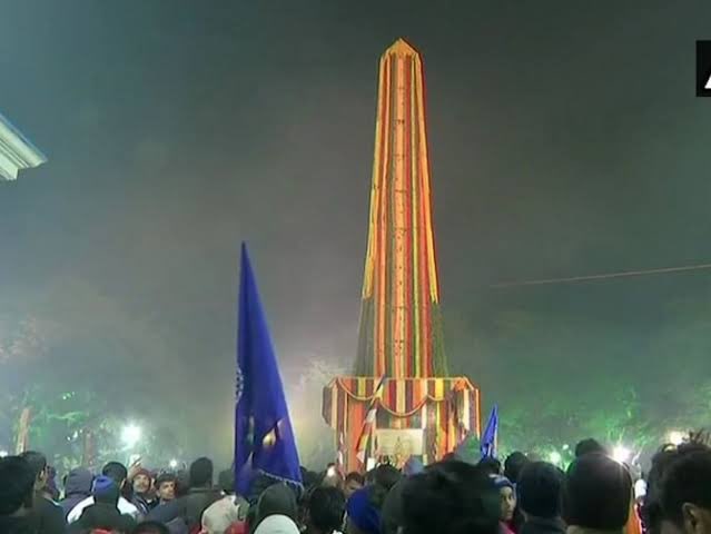 #BhimaKoregaon शौर्य दिवस की आप सबको मंगलकामनाएँ। यह भारत की सामाजिक आज़ादी का पर्व है। सामाजिक तौर पर आज़ाद व्यक्ति ही राजनीति आज़ादी की सोच सकता है। जो अपने घर में गुलाम है, उसके लिए क्या स्वतंत्रता और क्या मुक्ति? 

बधाई आप सब को।