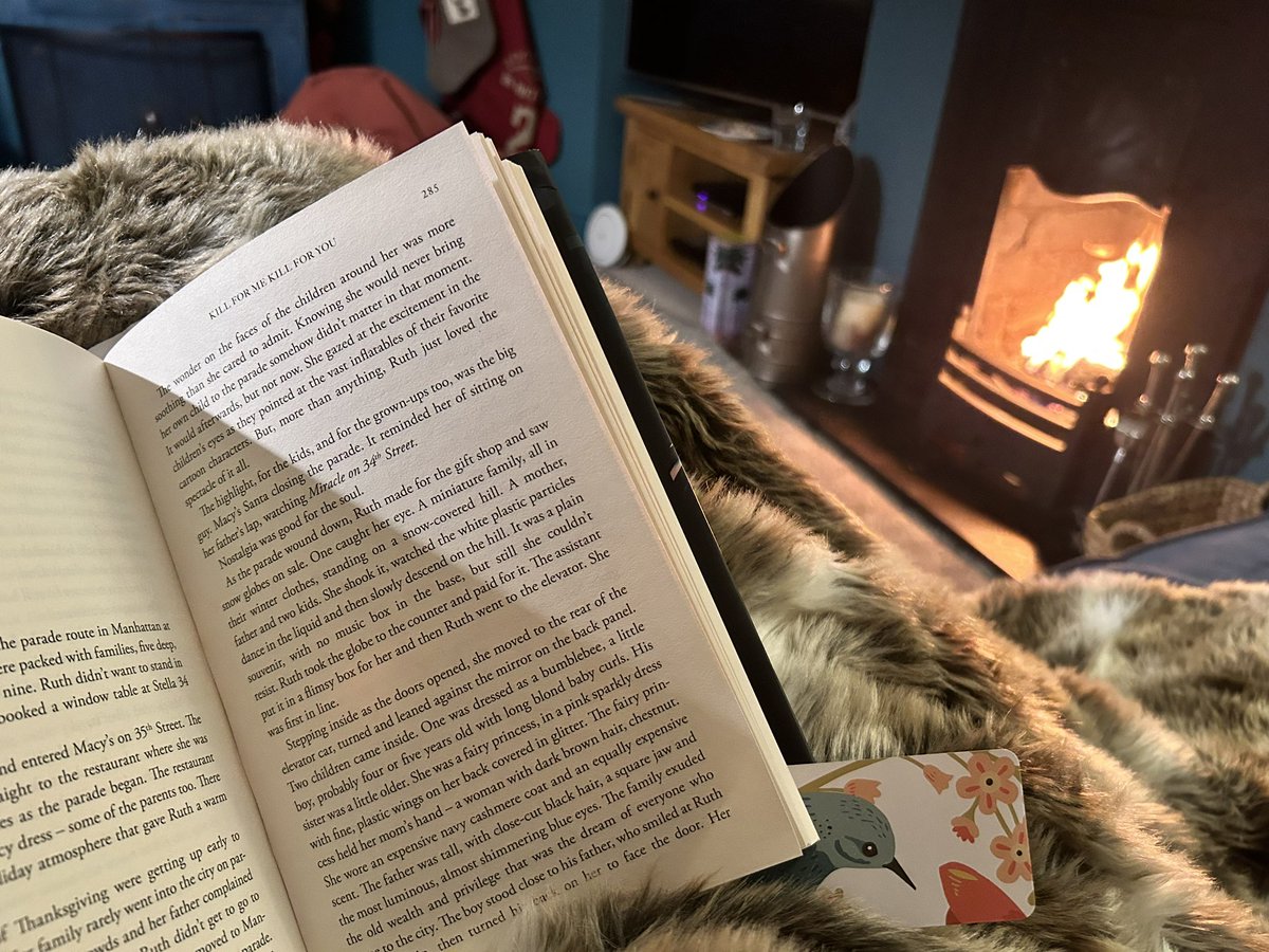 What better way to end 2023…treating myself to another @SteveCavanagh_ page turner, a fire and ofcourse the Lakeland blanket! Heavenly…Happy New Year! Enjoy your celebrations…stay safe and here’s to 2024…