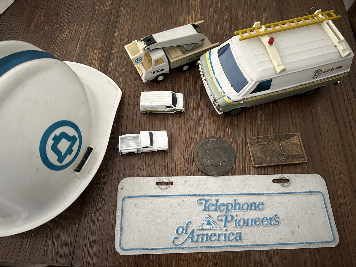 aldo_delgado's tweet photo. Just picked these items from an old school employee 💪😎👍 #bellsystems #mabell #southernbell #bellsouth #oldschool https://t.co/TMTqD1Nwq0