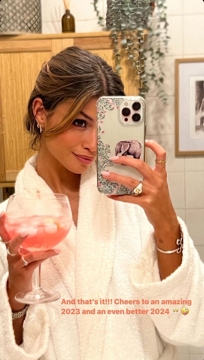 Arianxloser's tweet photo. Preparándonos para el fin de año https://t.co/NAv15YEUTG