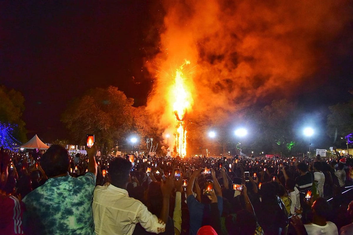 xpresskeralam's tweet photo. Thousands of people from different walks of life gathered at Veli ground to witness the Pappanji burning as part of the Cochin Carnival on Sunday.

Express photo by @sanesh_TNIE

#HappyNewYear #Kochi #CochinCarnival https://t.co/X8dJr3UkWr