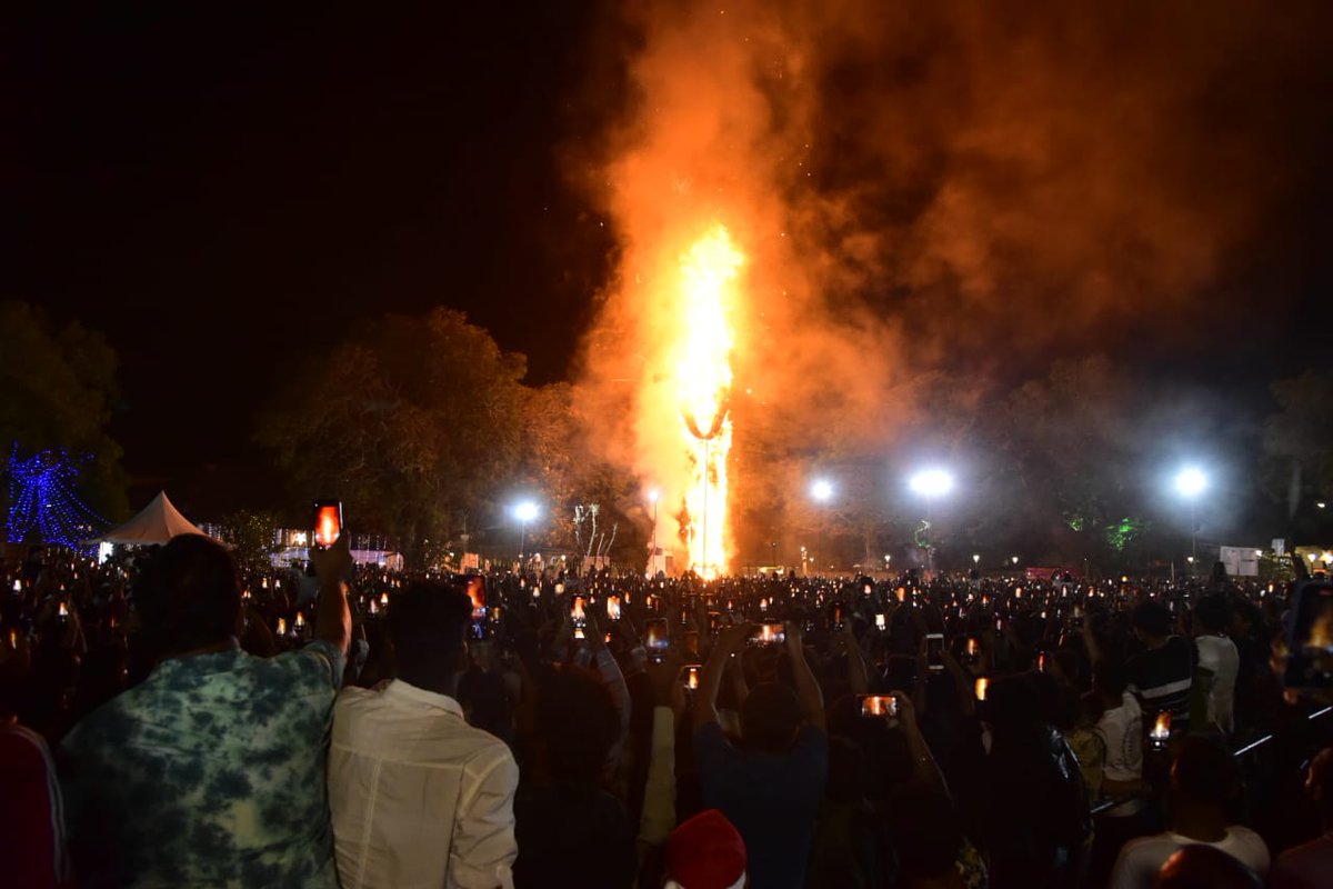 xpresskeralam's tweet photo. Thousands of people from different walks of life gathered at Veli ground to witness the Pappanji burning as part of the Cochin Carnival on Sunday.

Express photo by @sanesh_TNIE

#HappyNewYear #Kochi #CochinCarnival https://t.co/X8dJr3UkWr
