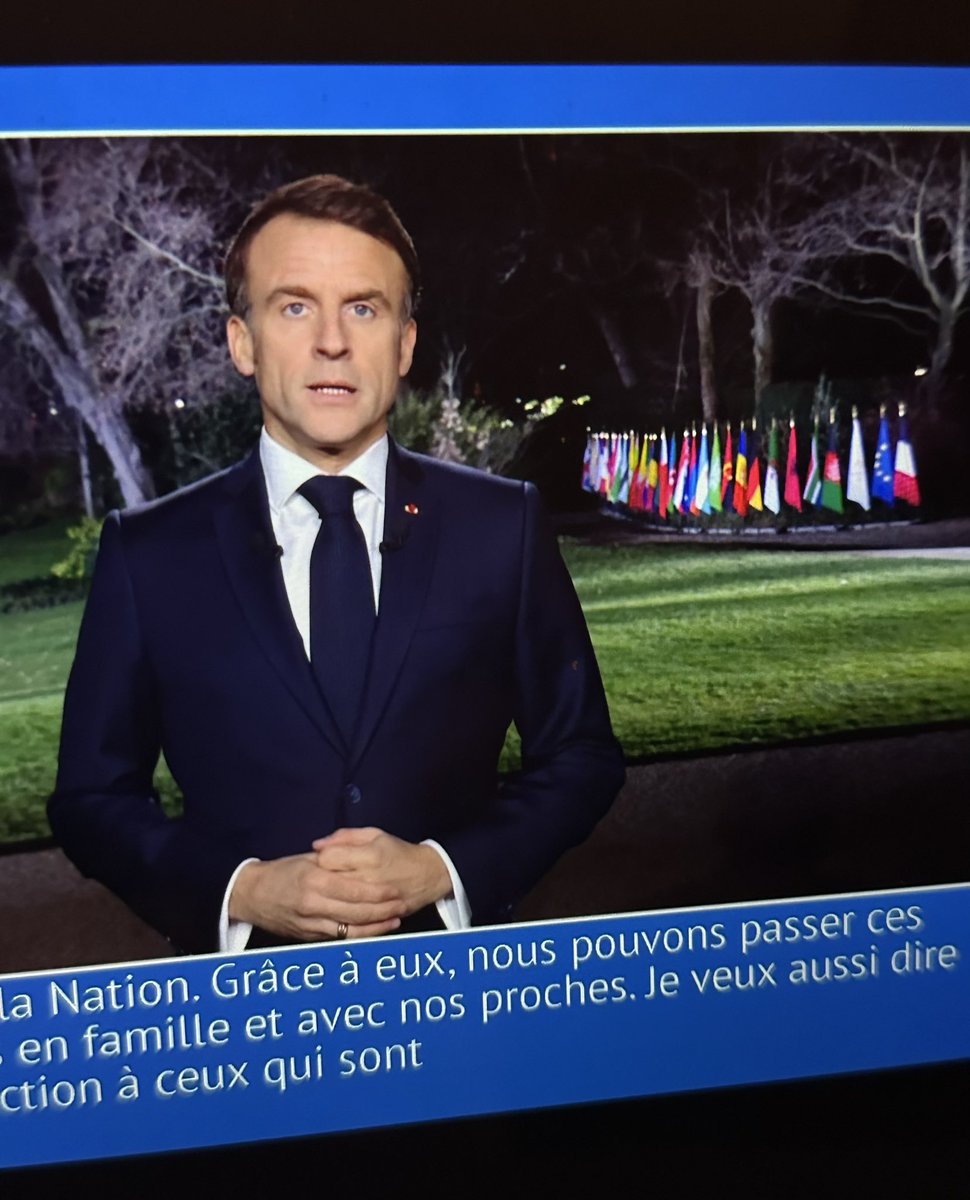 Il a osé ! Disparition du drapeau français derrière #Macron20h pour ses vœux !
Le drapeau français relégué à 1 drapeau parmi d’autres, loin dans le paysage + le torchon bleu et jaune de l’UE !

Exit notre drapeau national ! 

Macron déteste la France et vient une nouvelle fois de