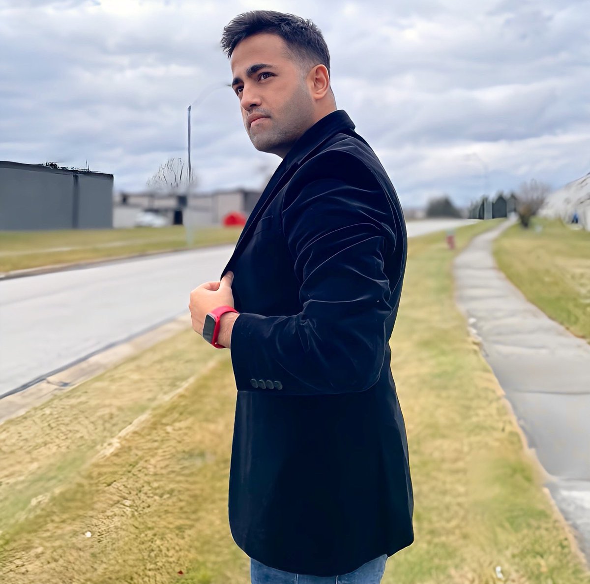 raju_innocentev's tweet photo. Happy New Year Bhai log❤️🫂
2nd and 3rd slides are christmas/new year decorations outside my friends house in USA
People in this country do this alot believing jesus visits their home during this time if their place is lighten up
2024 we gonna hit hard 🥂🍾
#innocentevil https://t.co/mR6CeExhLD