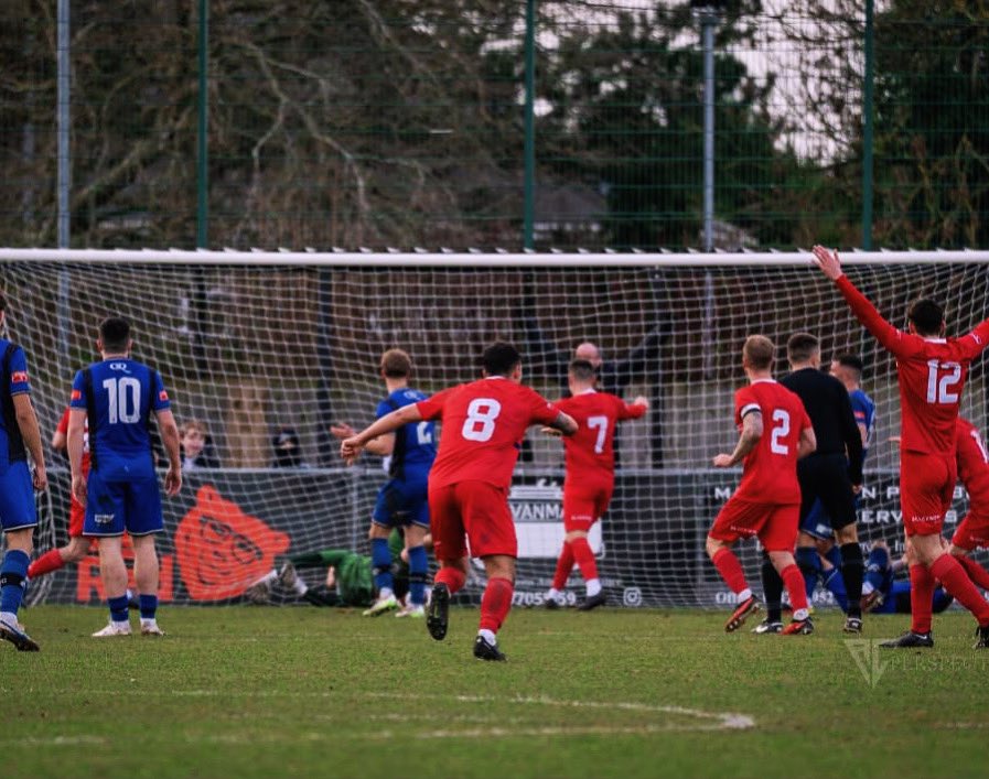 Grimsby_Borough's tweet photo. 𝓗𝓪𝓹𝓹𝔂 𝓝𝓮𝔀 𝓨𝓮𝓪𝓻

From all at Grimsby Borough 

🐗 🍾 https://t.co/ul8Fv3sm8d