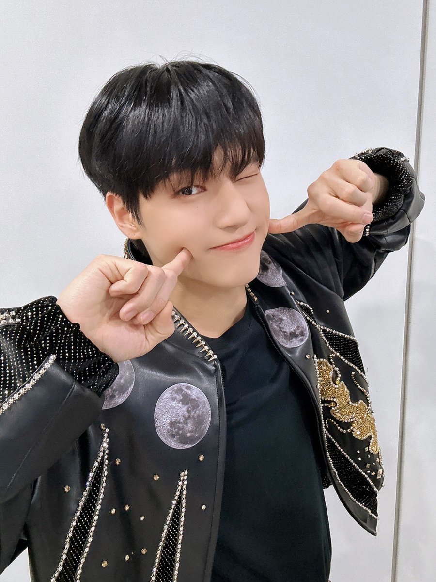 JWYcomfort's tweet photo. 1st selca 2023                                                last selca 2023 https://t.co/N76DqMGvRL