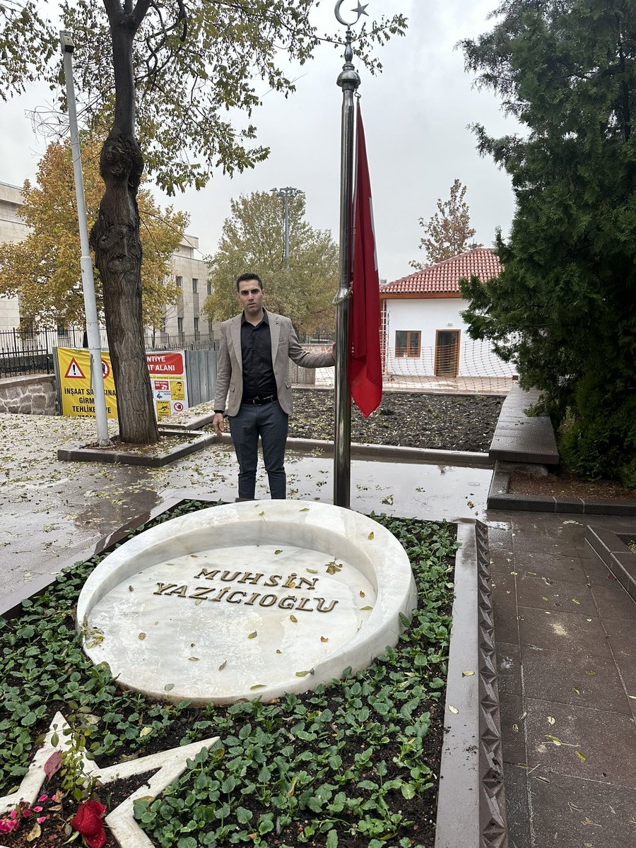 izzetvarol7's tweet photo. 31 Aralık 1954’de bu dünyaya bir yiğit geldi. 

Şehit #MuhsinYazıcıoğlu ‘nu doğum gününde sevgi, saygı ve özlemle anıyorum.

Asla dik durmaktan vazgeçmeyeceğiz.
#bayrak
#Alperenocakları https://t.co/i974Ux3k9u