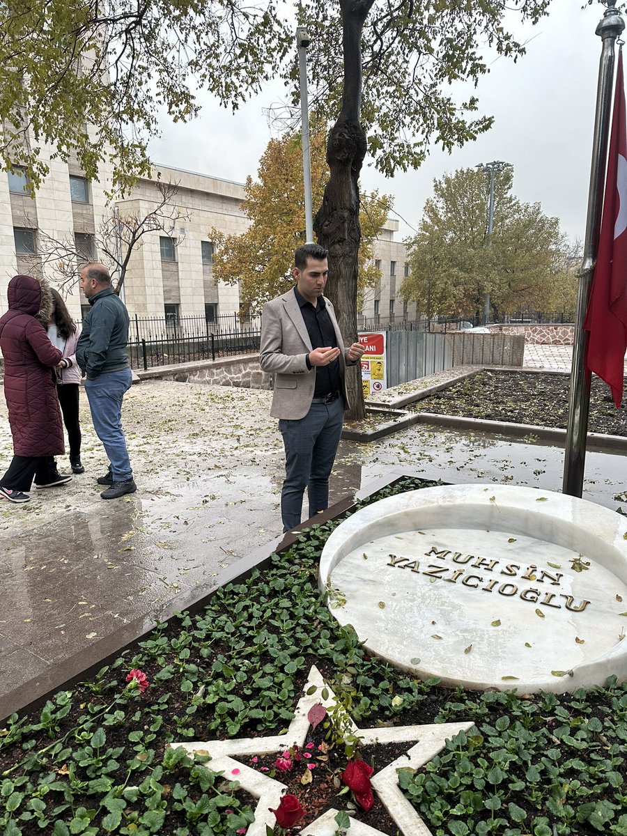 izzetvarol7's tweet photo. 31 Aralık 1954’de bu dünyaya bir yiğit geldi. 

Şehit #MuhsinYazıcıoğlu ‘nu doğum gününde sevgi, saygı ve özlemle anıyorum.

Asla dik durmaktan vazgeçmeyeceğiz.
#bayrak
#Alperenocakları https://t.co/i974Ux3k9u