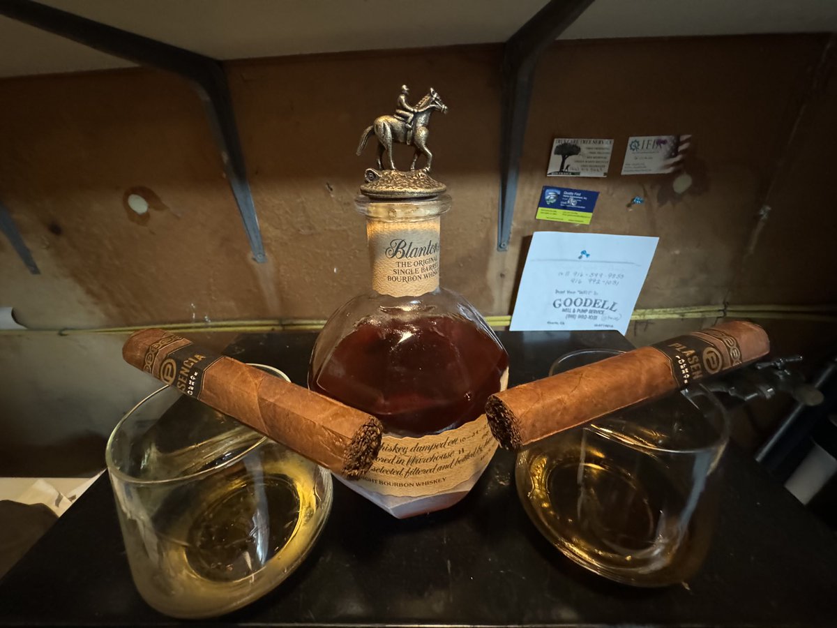 afromationz's tweet photo. @BourbEnthusiasm Doesn’t get better than with this exact cigar! https://t.co/dl5OFCwNd2