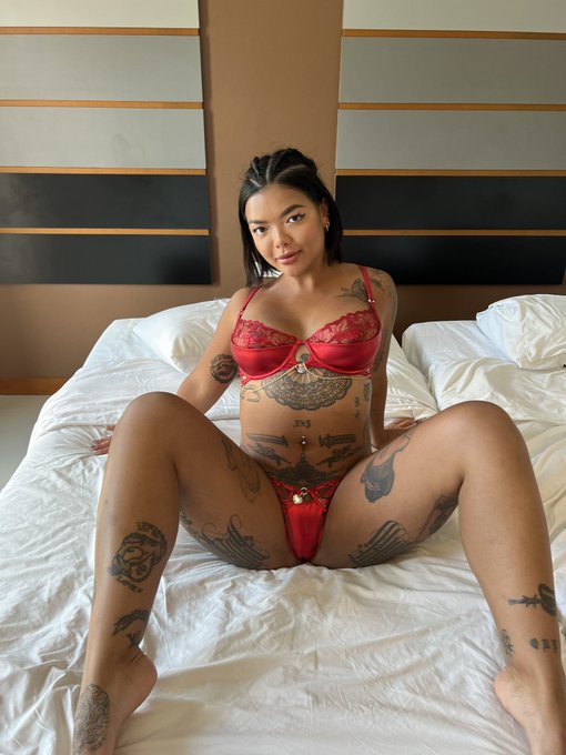 Let me be the first thing you cum to this year   https://t.co/gadGv8RGrr https://t.co/DdcRgHbg94