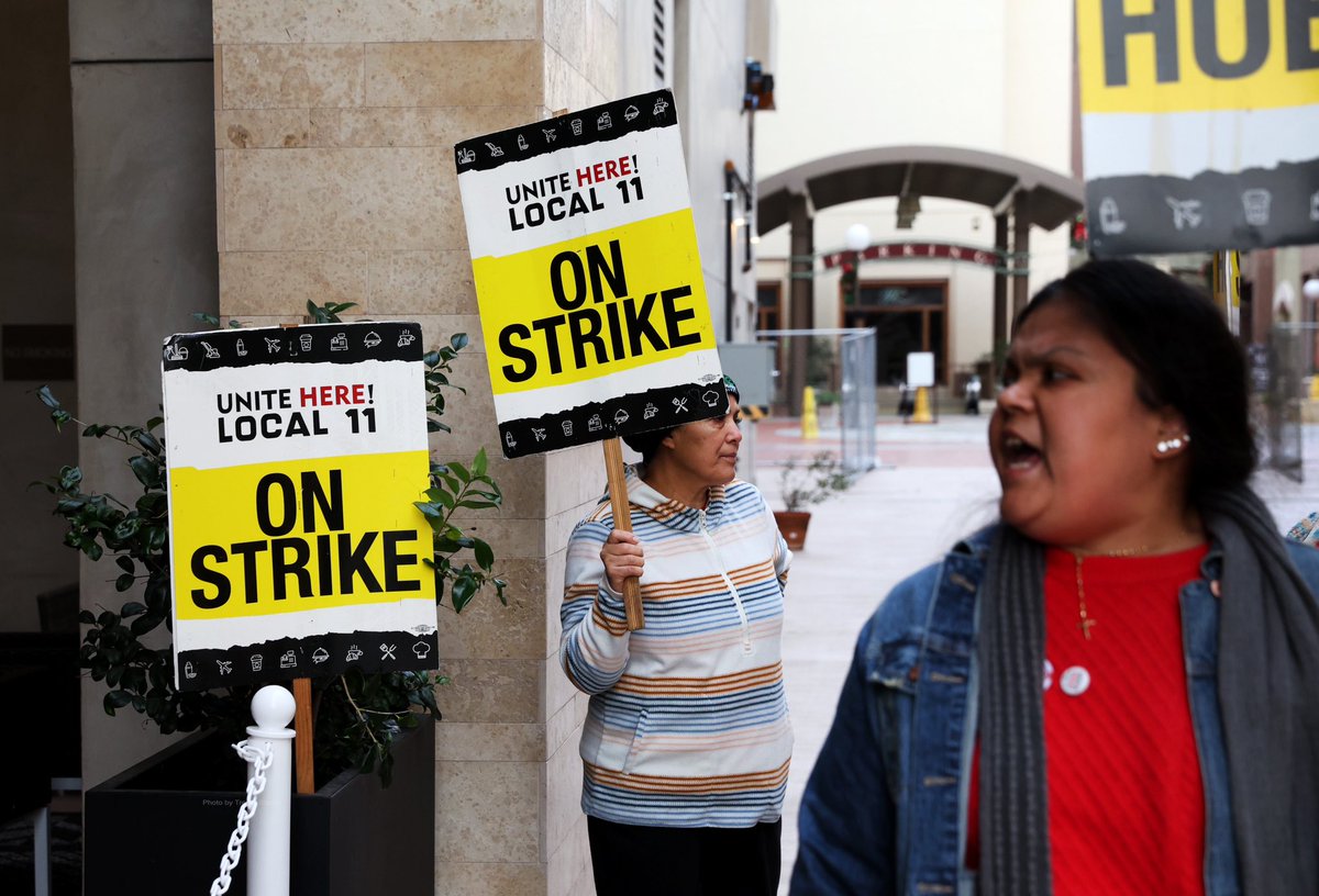 Hospitality workers fighting for better contracts picket outside of the Hilton and Hyatt Place hotels in Pasadena ahead of the Rose Parade on New Year’s Day. @PasStarNews