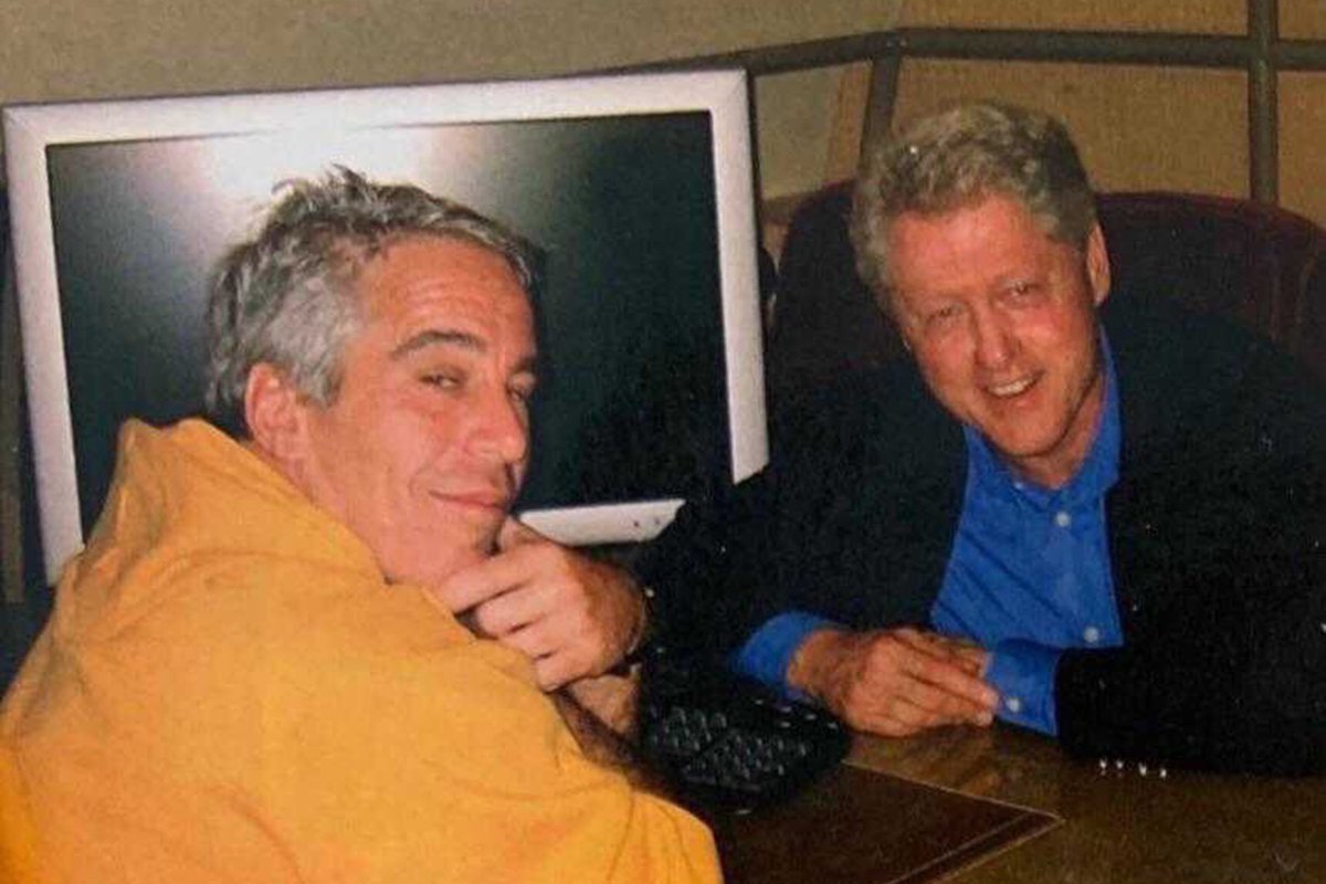 🚨 BREAKING: Former President Bill Clinton’s name is expected to appear in the list of Jeffrey Epstein associates from court filings that are set to be made public this week.