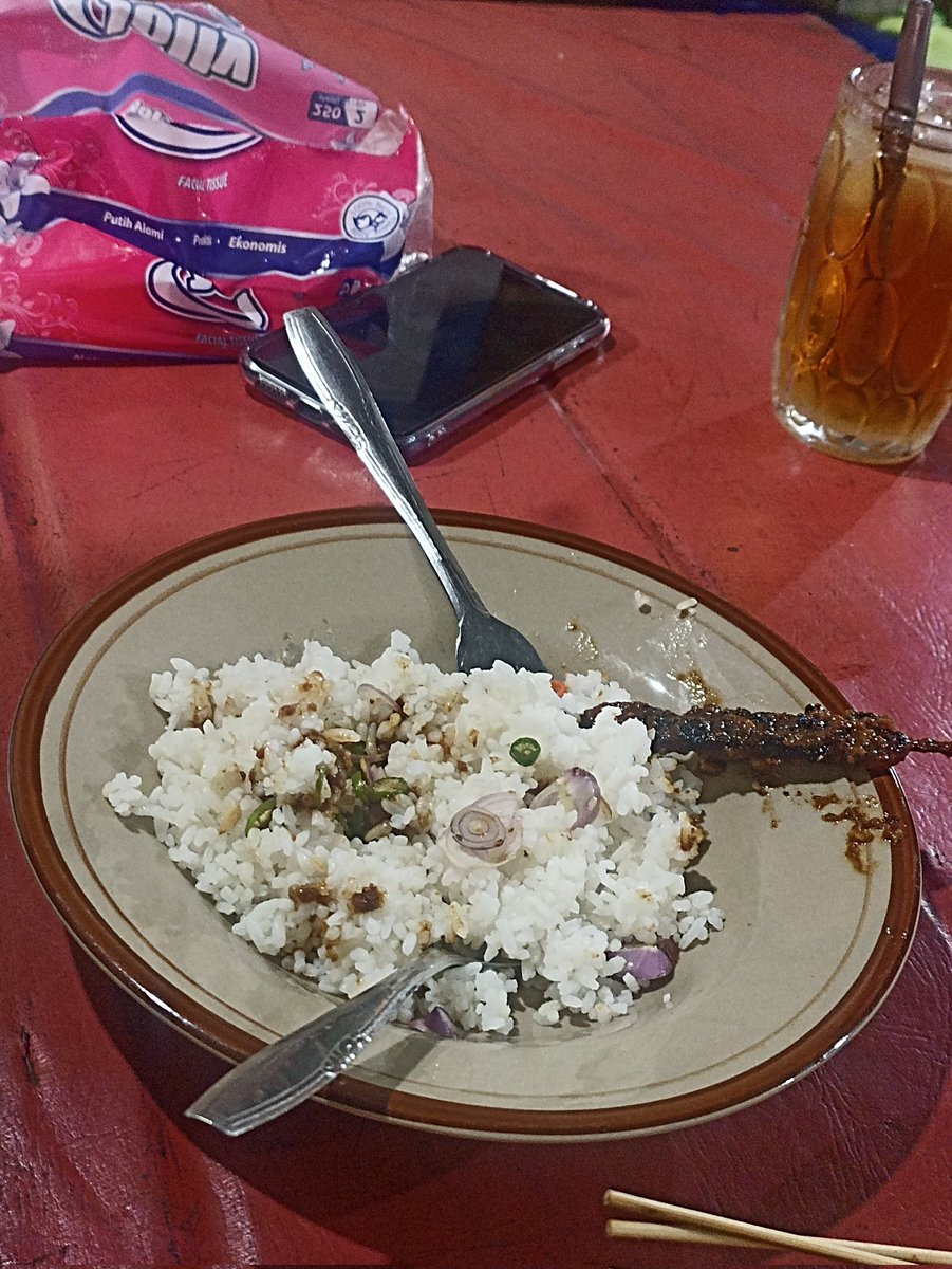 llilisaaaa's tweet photo. makanan penutup 2023
sate pake nasi 🤝 https://t.co/prAwcE14el