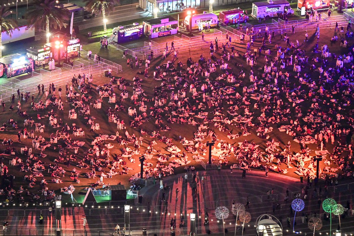 DXBMediaOffice's tweet photo. عشرات الآلاف يترقبون احتفالات #رأس_السنة_في_دبي في منطقة برج خليفة 

مصدر الصور: @emaratalyoum https://t.co/RvFOPRk2zg