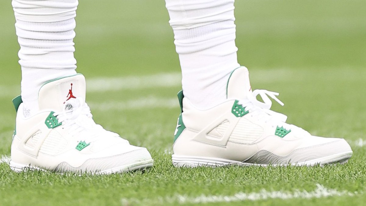 ComplexSneakers's tweet image. .@JalenHurts in Nike SB x Air Jordan 4 cleats 👀