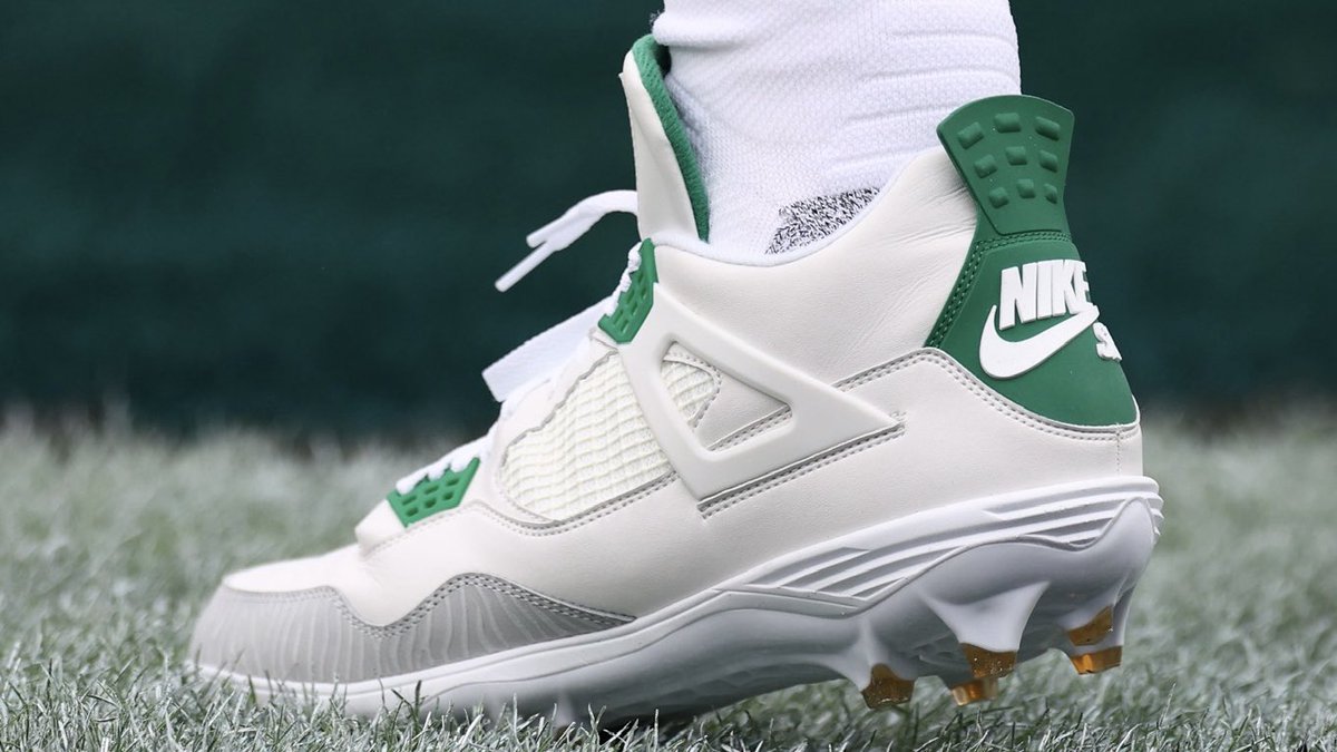 ComplexSneakers's tweet image. .@JalenHurts in Nike SB x Air Jordan 4 cleats 👀