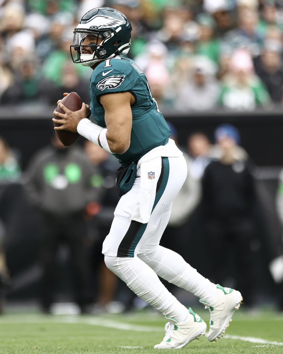 ComplexSneakers's tweet image. .@JalenHurts in Nike SB x Air Jordan 4 cleats 👀