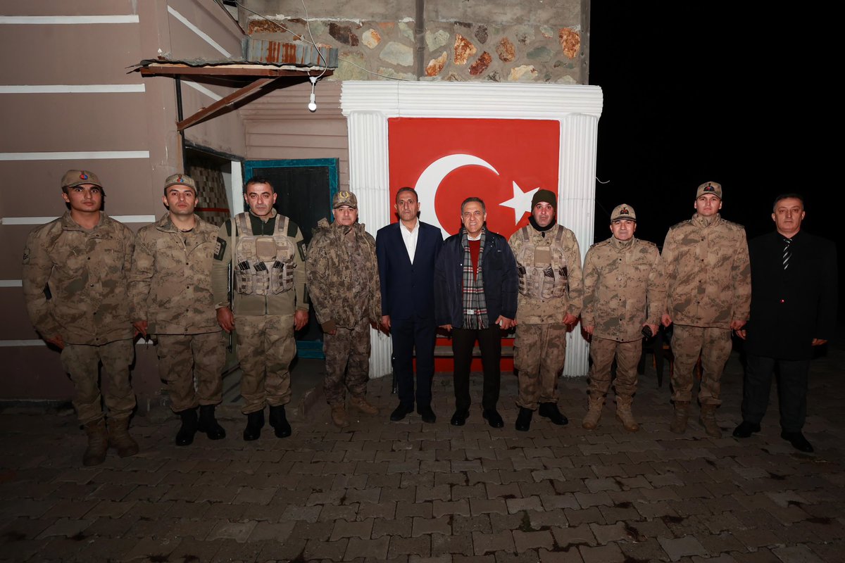 "Mutlu Yıllar Bingöl"

Valimiz Sayın <a href="/ahusta07/">Dr. Ahmet Hamdi USTA</a>, yılın son saatlerinde İl Jandarma Komutanlığına bağlı Kurudere Güvenlik Korucuları Noktasını ziyaret etti.

Vali Usta, ilimizin huzur ve güvenliği için görevi başında bulunan kahramanlarımıza hayırlı görevler dileyerek, yeni