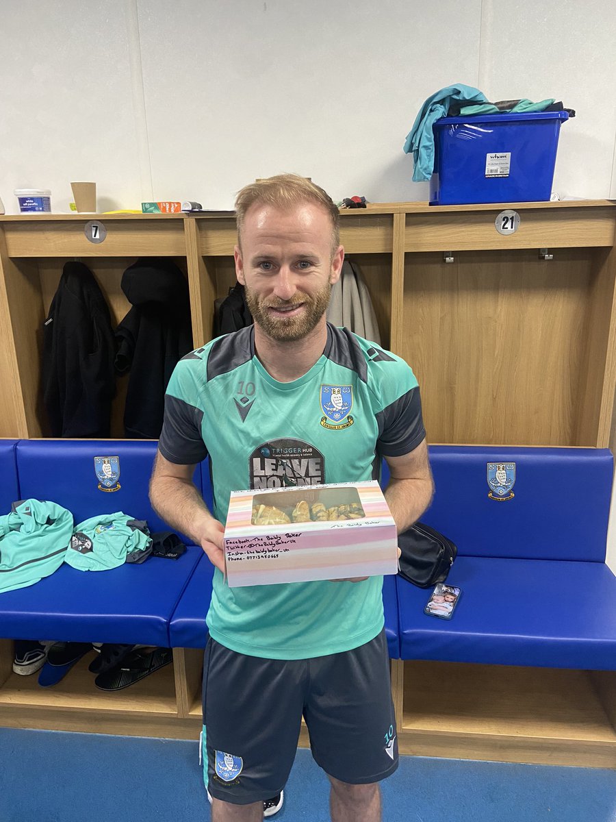 TheBaldyBakerUK's tweet photo. 🚨Last and by no means least🚨

MASSIVE thank you to @bazzabannan25 for his order for him and his family!

Baz received a jumbo box of stuffed cookies consisting of 6 nutella and 6 kinder cookies to bring in the new year! 
(1/2) https://t.co/55VCdmT29M