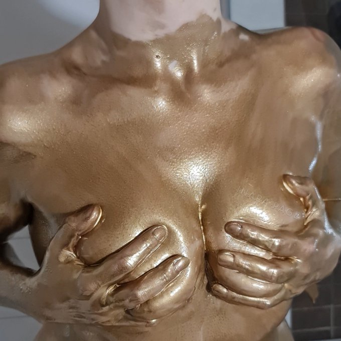 HAPPY NEW YEAR   (from a very oily and golden Inara)  ✨️  🎆  ❤️ https://t.co/AwTk23lNtw