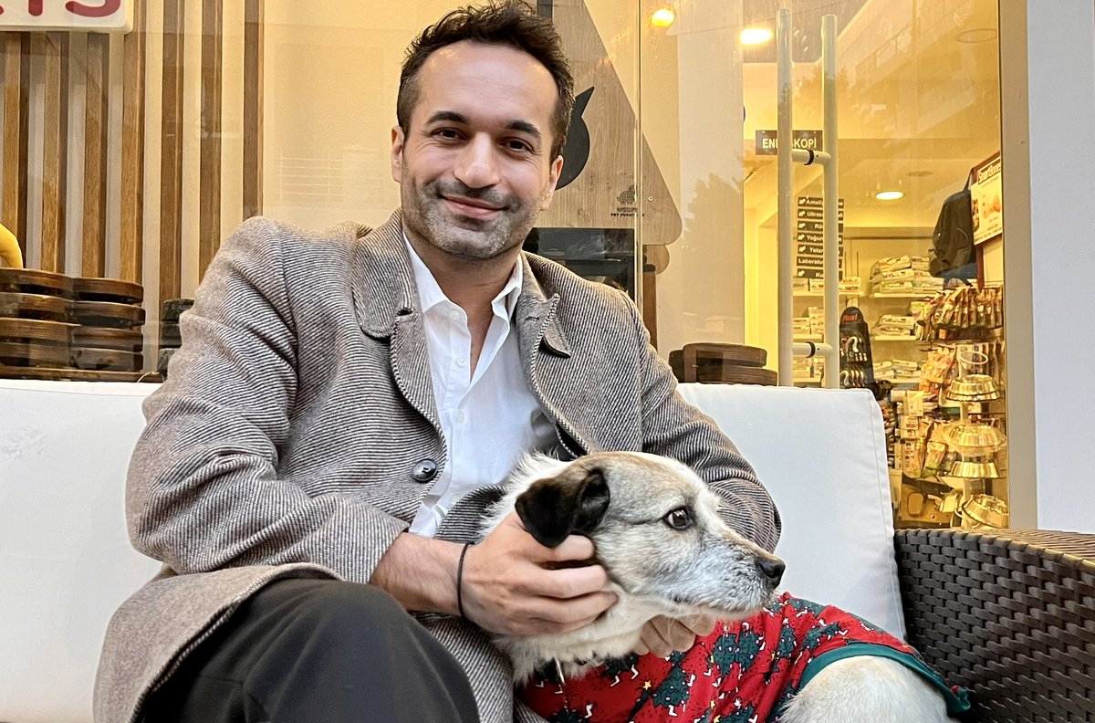 omer_art55's tweet photo. 2023 benim için çok anlamlı oldu. 

Ocak’ta ekonomistleri takip için açtığım bu hesap, henüz ilk defa bir köpeğe Ekim 2022’de dokunabilmiş olan beni Şubat depremiyle birlikte kedi köpeklerin bizlere ne kadar muhtaç olduğunu anlamamla birlikte bu konudaki hesapları (başta her zaman hayran olduğum @Badiko_  🙏) ve paylaşımları takip ettikçe başka bir yere evrildi.

Mart Nisan’da bu konu bende derinleşti ve gördüm ki nakil, geçici/kalıcı yuva, tedavi gibi ihtiyaçlar oluyor ve birileri bunlarla gönüllü olarak uğraşıyor. Eskiden bundan bile haberim yoktu. Etrafımda böyle bir kişi yoktu. 

1-2 nakil teklifinden sonra artık dayanamayıp ilk defa, 9 Mayıs’ta, dışarıda 5 gün önce doğum yapmış anne ve yavru kedileri getirdim eve. O gün itibariyle bütün hayatım değişti. Sonraki günler aylar nasıl geçti anlamadım. Yıl bitene kadar evde ve dışarıda 30’a yakın kedi köpekle kendi bütçemle ilgilenmiş oldum. 

Dışarıda da burada da çok yorucu bir dönem oldu. Çok zor, psikolojiyi ve sabrı zorlayıcı ancak huzur ve tatmin dolu işlermiş. Bir canın iyileşmesi, kısırlaşması, yuva bulması bambaşka bir mutluluk bu idrakte olanlar için.

2024 herkes için ama en önemlisi kedi köpeklerimiz için umarım güzel gelişmelerle dolu geçer. Olumsuz durumlar var ancak ümitli olmamız, elimizden geleni yapmaya devam etmemiz lazım. Bu konuda kim ne yapabiliyorsa onu yapmalı ve aramıza sürekli yeni arkadaşlar katılmalı. 

Senenin son gününde, son icraatımız olan McDonalds ve kötü insanların elinden kurtarıp yuva aradığımız Lady ve @Badiko_ ile bir araya geldim. Benim için daha anlamlı bir final olamazdı. 

Hepinizi seviyorum, iyi ki varsınız, mutlu seneler.