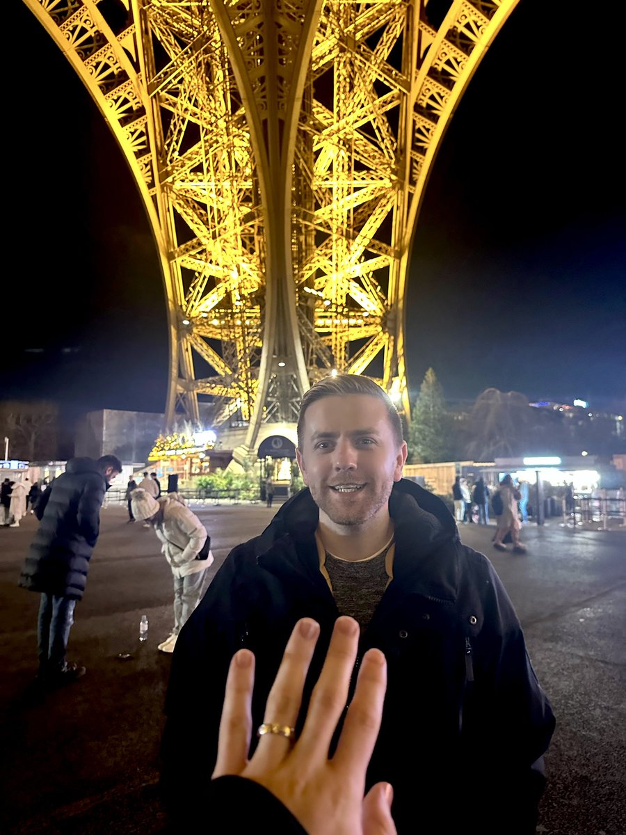 💍 29 • 12 • 23 🇫🇷
When your best friend asks you to marry him…
8 years down, forever to go ♾️