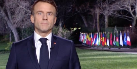 FrancoiseFr's tweet photo. Il fait sécher ses caleçons ? #VoeuxMacron https://t.co/TAgcnO7AZl