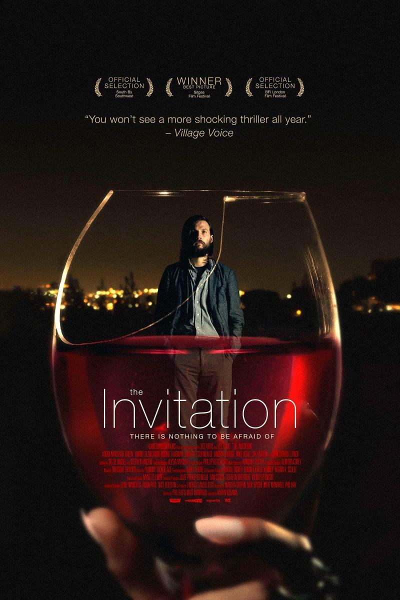 enbocacinefago's tweet photo. Os recomiendo 8 PELÍCULAS sobre REUNIONES de familia, amigos y más. Sigue hilo ⬇️

1. LA INVITACIÓN (2015): Will y Eden fueron en el pasado una feliz pareja con un hijo en común. Pero la muerte en trágicas circunstancias del niño afectó irremediablemente su relación, hasta el punto de que un día ella desapareció sin previo aviso. Años más tarde, Eden regresa a la ciudad casada con otro hombre y con un comportamiento muy diferente. Una noche, éste retorna a la casa que compartió con Eden, acompañado de su nueva novia, Kira, y de un grupo de antiguos amigos. En el transcurso de la velada, a Will le aterra la evidencia de que tanto Eden como las personas que comparten ahora su vida esconden oscuras y misteriosas intenciones.

No disponible en plataformas.