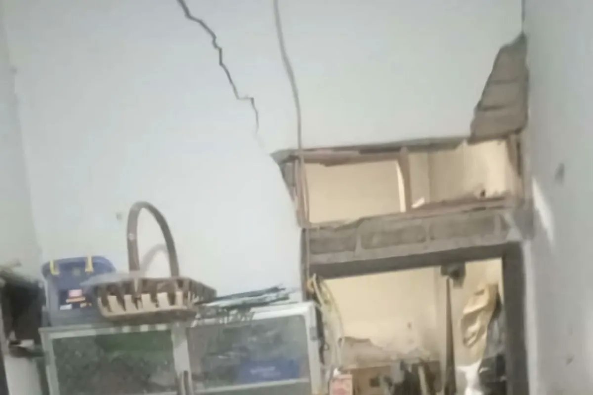 interaksi_id's tweet photo. Akibat Gempa Bumi 4,8 M di Sumedang Puluhan Rumah Rusak

Sumber : Antara https://t.co/3cg2YM5APd