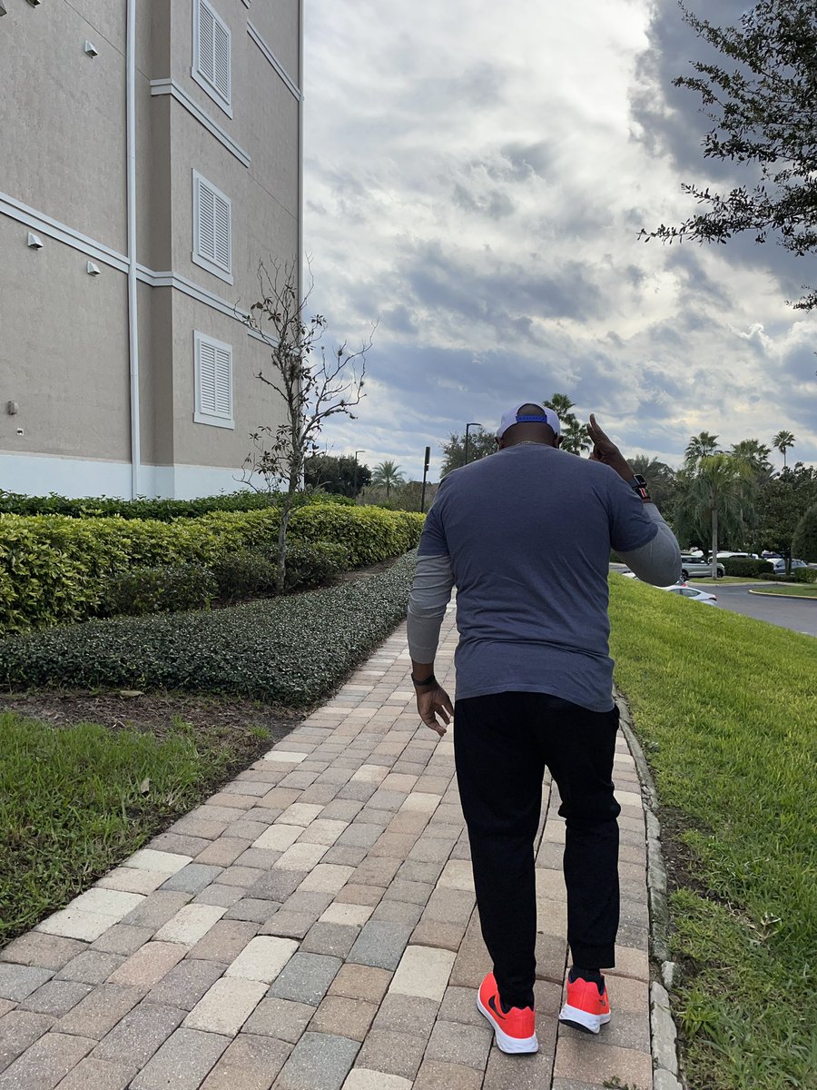 sambazapodcast's tweet image. Onto 2024… #HappyNewYear #BeOnCloudHNY2024 #sambazapodcast #podcasting