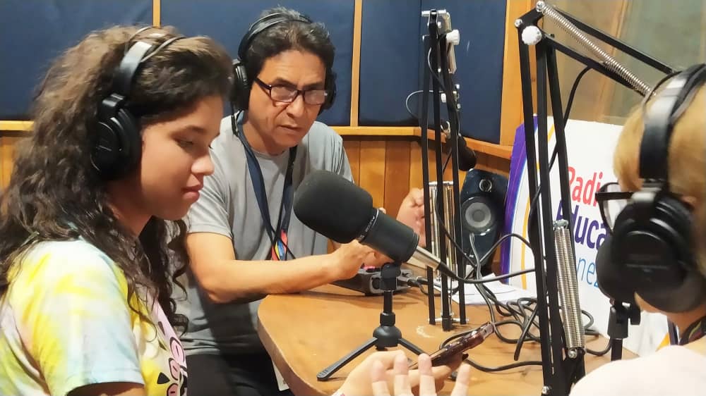 El personal de Radio Educativa de Venezuela les desea a las y los venezolanos un  Feliz año 2024.