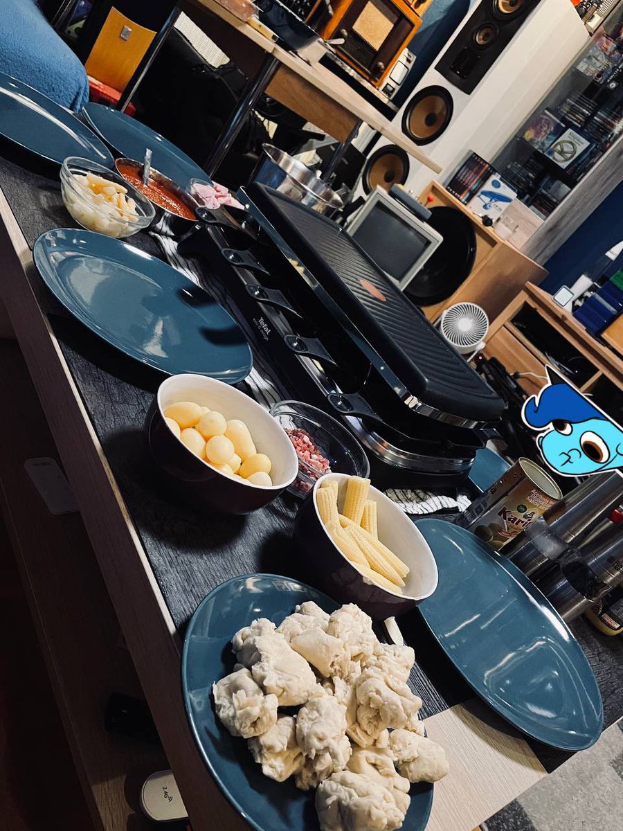 GirlLowrider's tweet photo. Frohes Neues und guten Rutsch!🎊 
Happy new year! 🎆 

Celebrating with @DragothCave , @marfifox , @Dexteronfire and Firnen! https://t.co/jY4o1fINYe