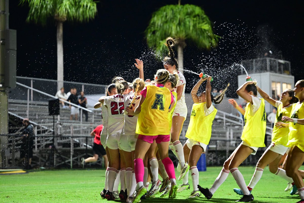 FAUWSoccer's tweet photo. 2023 ✅… ⏭️ 2024

#WinningInParadise https://t.co/TFYx1sMd5N