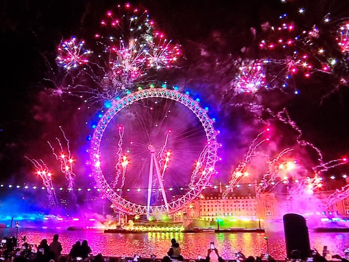 DontPutSole's tweet photo. Happy new year, you amazing human beings. 
Another year survived, and climate's change.  
Shit's scary, weird and confusing but we're here. 
We're alive. 

Here's to a good 2024. 
May we all live it well. <3 https://t.co/ELeXuFlhdV