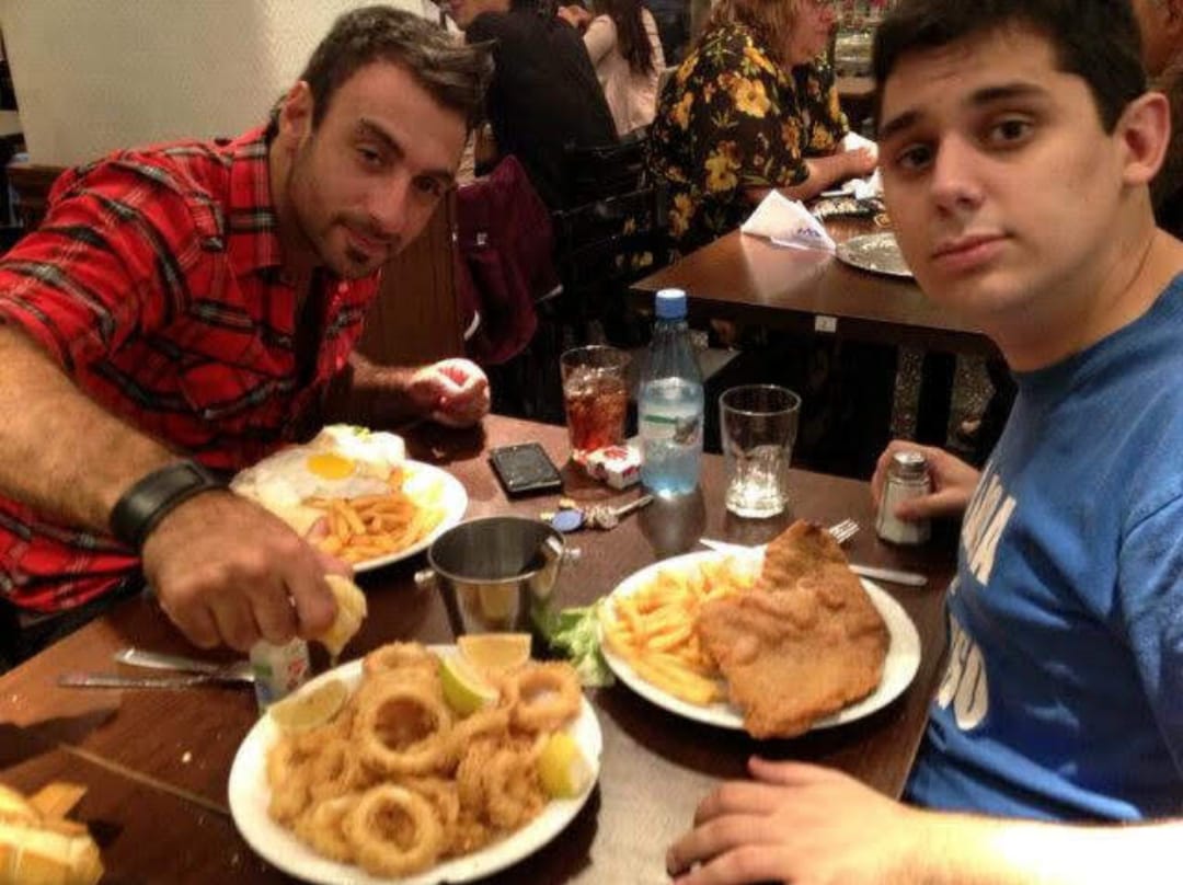 LuquitaRodrigue's tweet image. Acá recibiendo el 2024 con mi panita mano a mano pegandole una limoneada de telenovela a unas rabas.