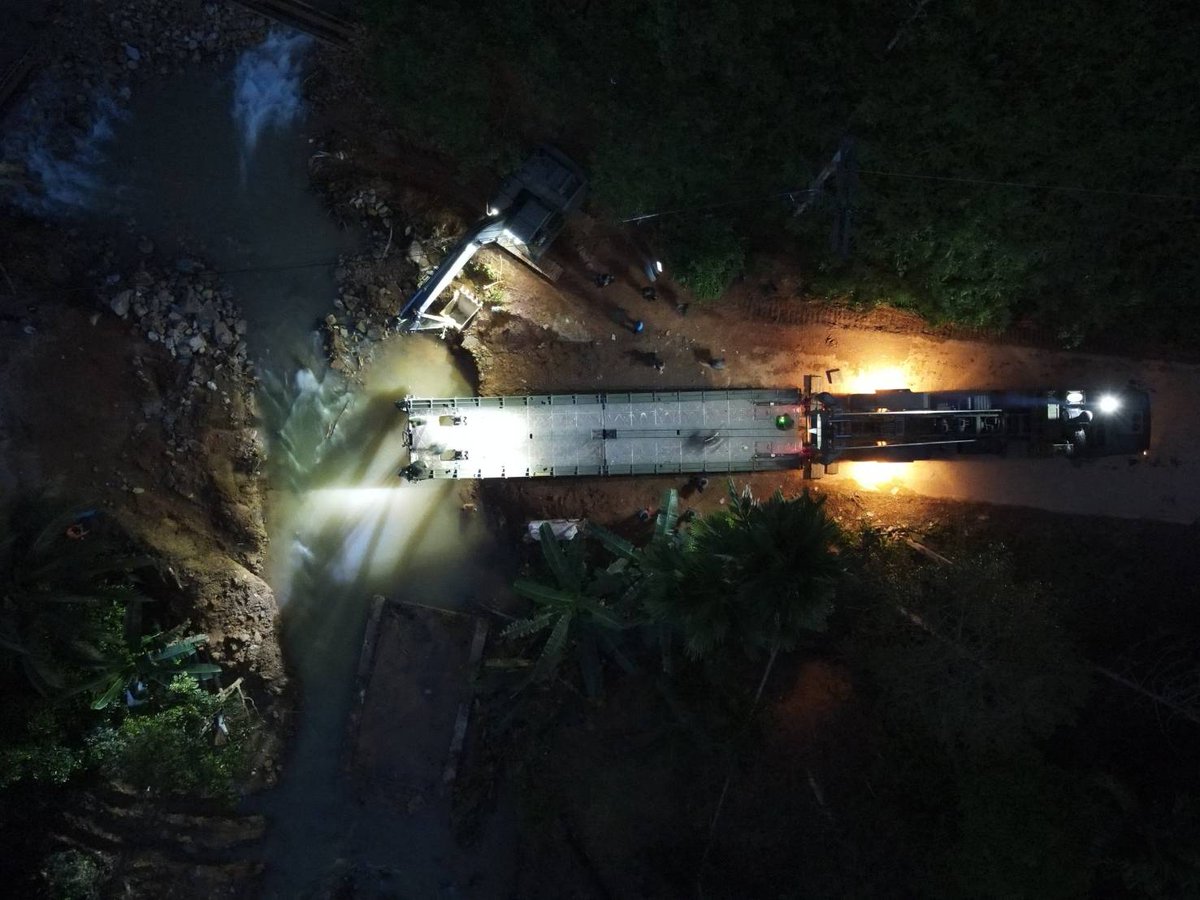 ช.พัน.15 พล.ร.15 ช่วยเหลือพี่น้องประชาชน ที่ได้รับความเดือดร้อนจากปัญหาอุทกภัยน้ำป่าไหลหลากพัดเส้นทางขาดลง ในพื้นที่ บ้านบายิ ม.4 ต.ตลิ่งชัน อ.บันนังสตา จ.ยะลา