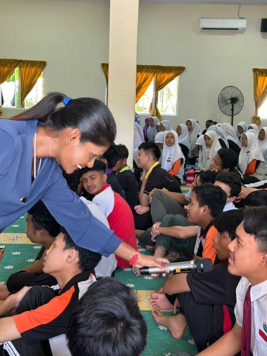MalaysianFoods's tweet photo. TikTokers BUKAN satu pekerjaan !! 
Yes itu pendirian saya.... 
Saya minta maaf kalau ada ibu bapa yang tak setuju.. 
Ataupun kalau ada cikgu cikgu yang tak setuju... 

Tapi saya berpegang teguh dengan pendirian ini iaitu, MENJADI TIKTOKERS bukanlan SATU PEKERJAAN. 

Hari ini saya memberi ceramah kesihatan di sebuah sekolah di Ampang. 
Maka di kesempatan itu, saya bertanya adik adik tingkatan 3 tu semua... 

"Siapa nak jadik doktooooorrr?" - adalah dalam 5-6 orang angkat tangan. 
Siapa nak jadik engineer? - dalam 2-3 orang angkat tangan. 
Siapa nak jadik cikguuuuuuu? - dalam 4-5 orang angkat tangan. 

Saya rasa pelik sangat sebab jumlah pelajar adalah lebih kurang 200 orang. 
Jadi dengan perasaan ingin tahu, saya bertanya, 
Korang ni semua nak jadik apa? 

📌Thread