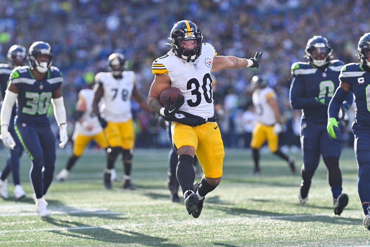 NFL's tweet photo. Najee Harris: 122 rushing yards, 2 TDs
Jaylen Warren: 75 rushing yards, TD

A two-headed monster at RB for the @steelers 🔥 https://t.co/48RzBg6FAB