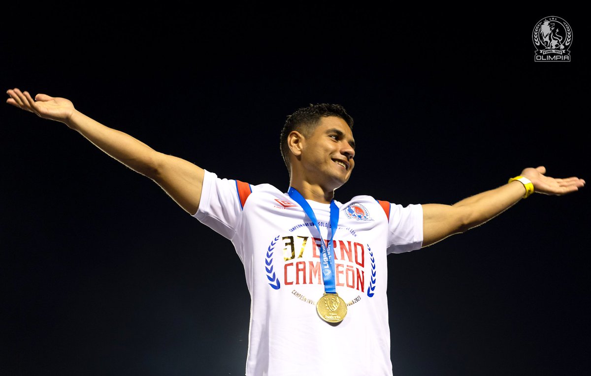 CDOlimpia's tweet photo. Tu mamá: “Vamos a ir a la cena de la familia pero no vayas a andar haciendo tanto relajo”

Vos desde la puerta: “BUENO FAMILIA, LLEGÓ EL CAMPEÓN INVICTO” 🫲🏼😎🫱🏼 https://t.co/N9kx9jvlfG