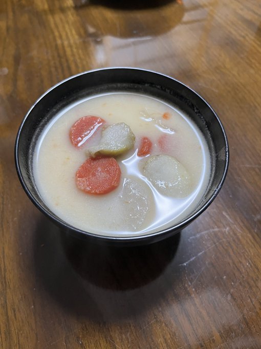 雑煮
地域性が出て面白いよね
ちなみにしろみそで丸餅 