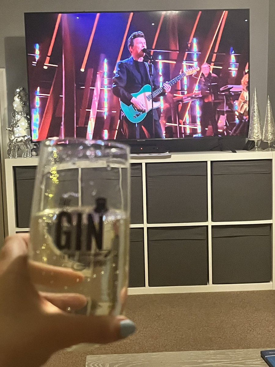 HughesyTwit's tweet photo. What an absolute legend! Fab show @rickastley #RickAstleyRocksNewYearsEve 🎊🎉 https://t.co/VgH9qSf3Jz